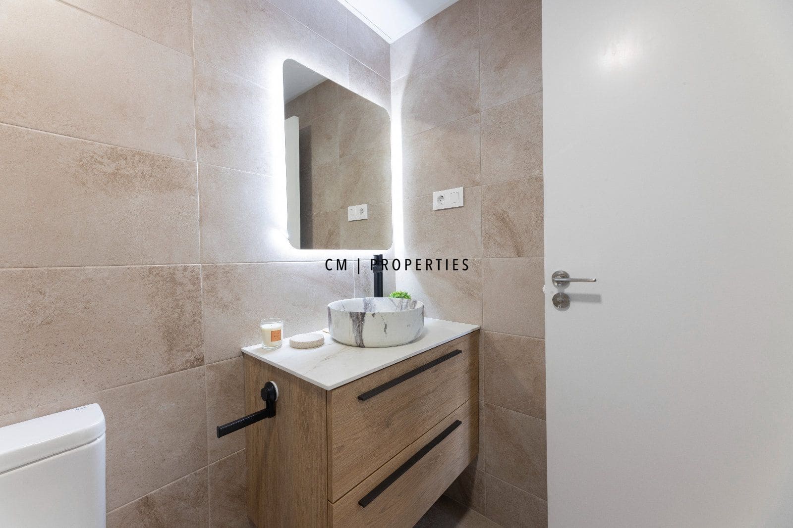 3 bedroom Flat for rent in Valencia city with pool garage - € 2,250 (Ref: 9700081)