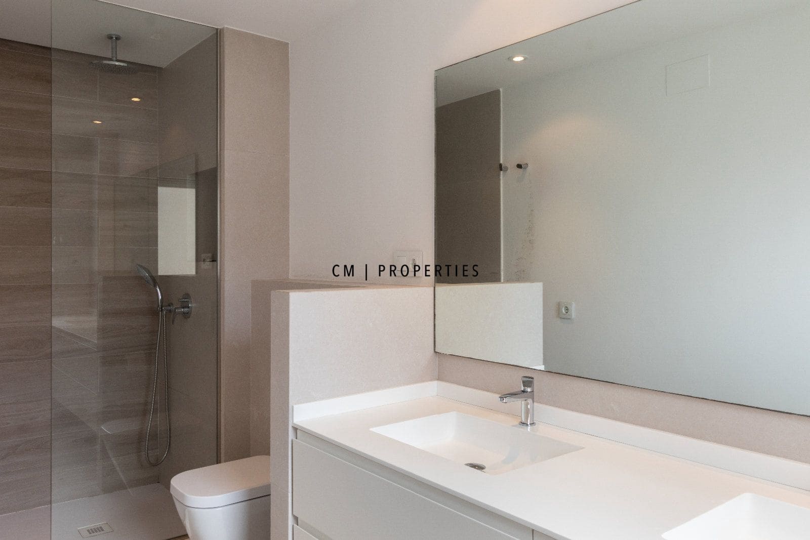 2 bedroom Penthouse for rent in Valencia city with garage - € 1,950 (Ref: 9700082)