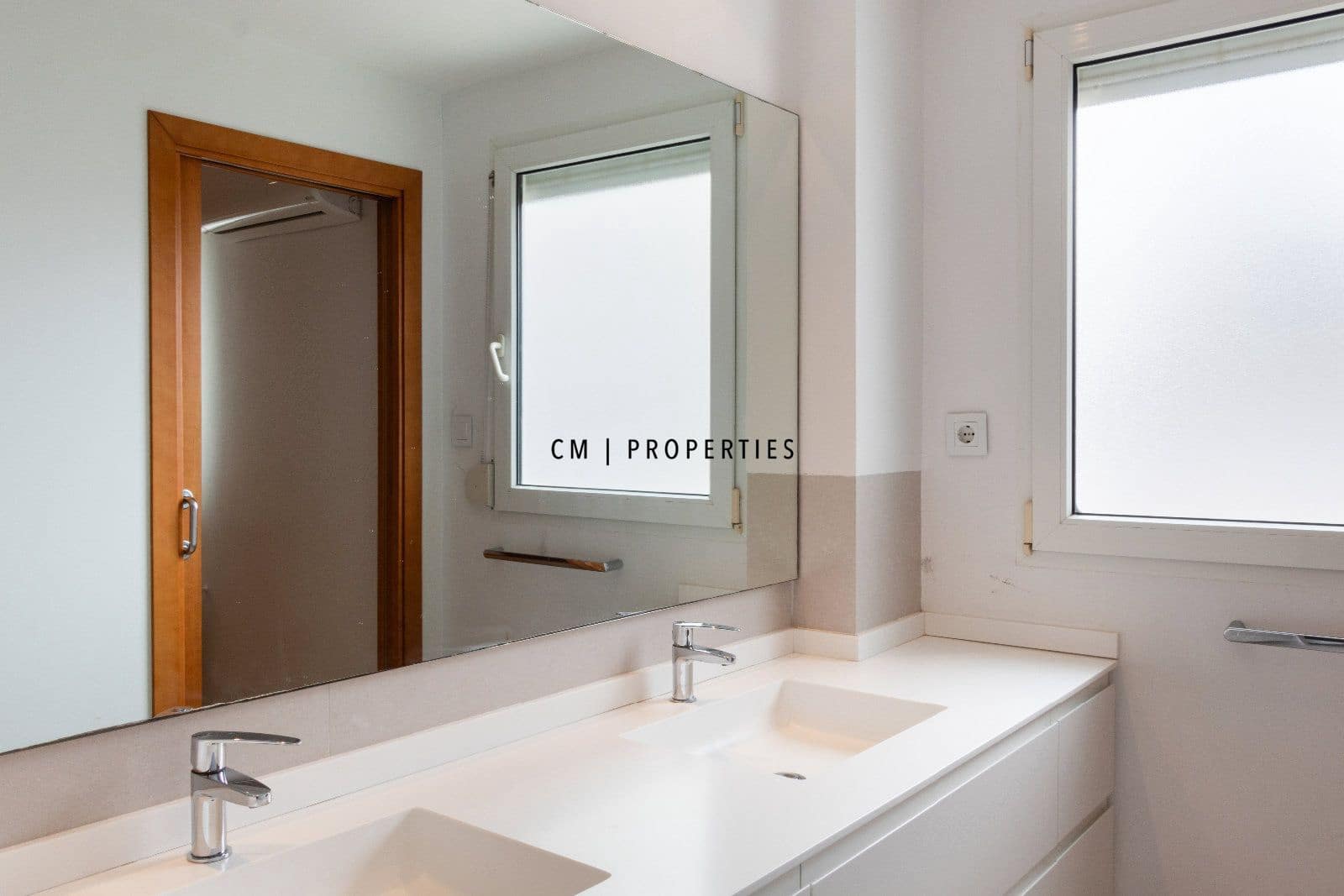 2 bedroom Penthouse for rent in Valencia city with garage - € 1,950 (Ref: 9700082)