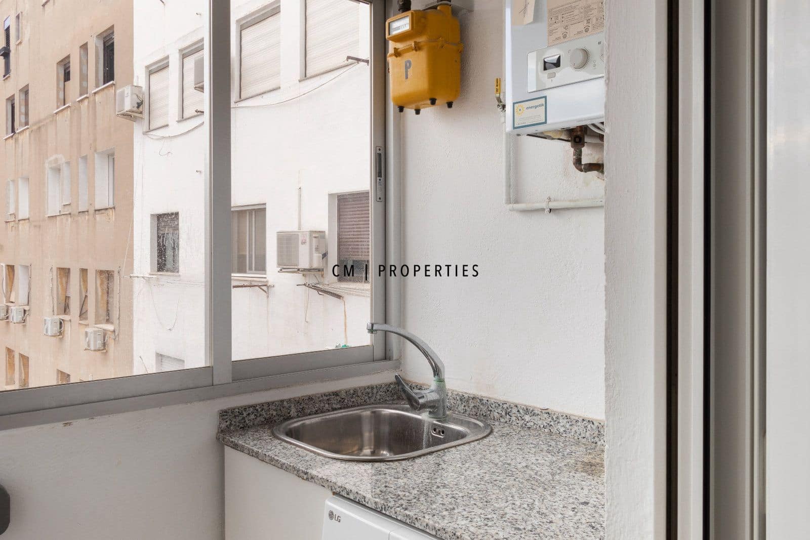 2 bedroom Penthouse for rent in Valencia city with garage - € 1,950 (Ref: 9700082)