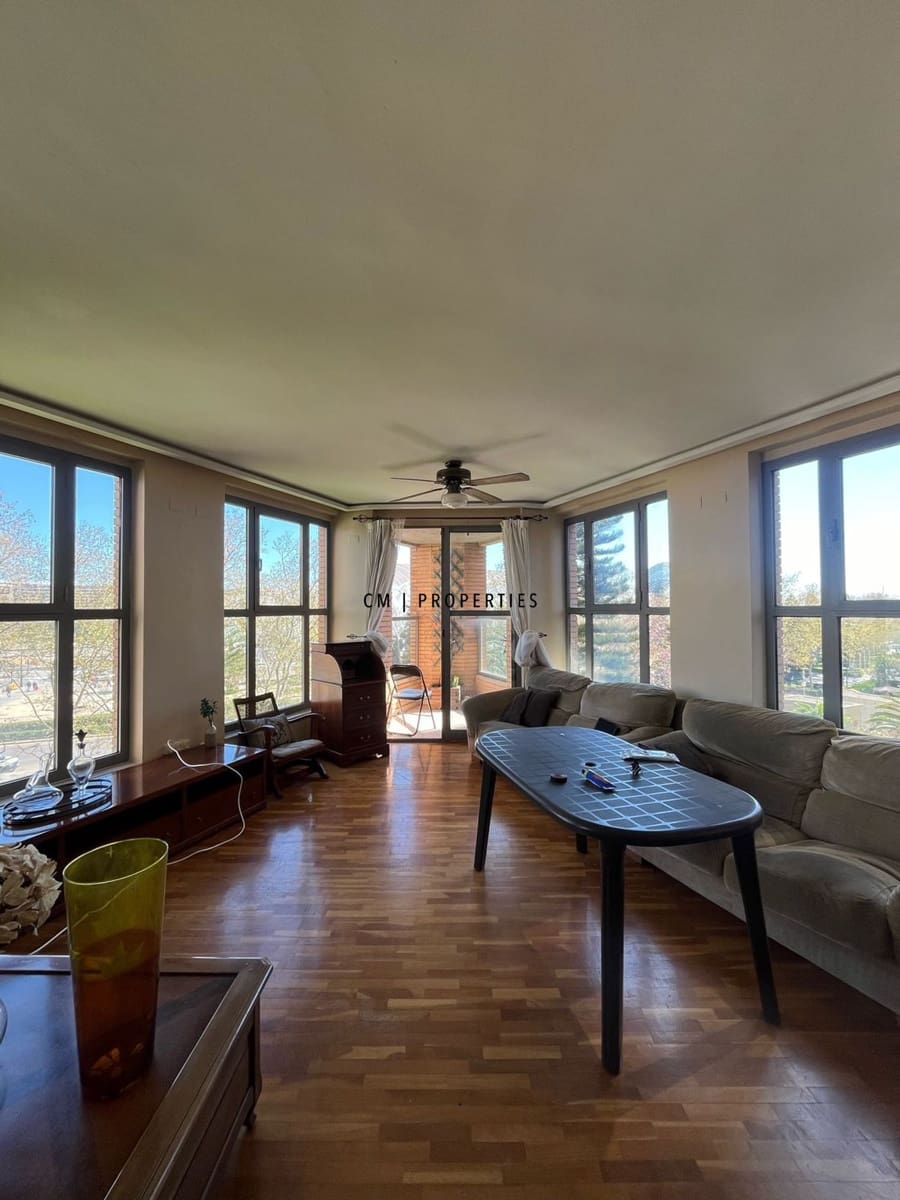 4 bedroom Flat for rent in Valencia city with pool garage - € 2,600 (Ref: 9707951)