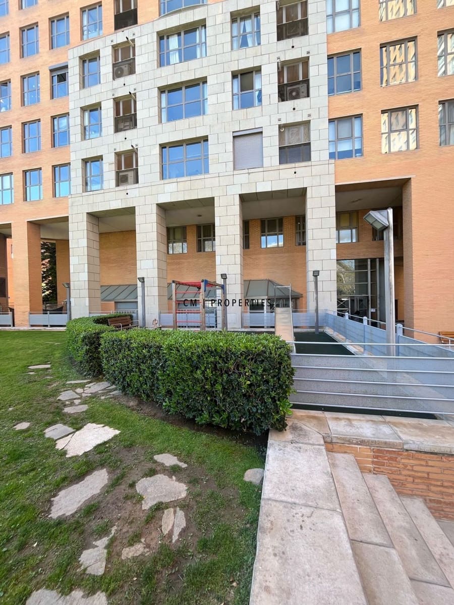 4 bedroom Flat for rent in Valencia city with pool garage - € 2,600 (Ref: 9707951)