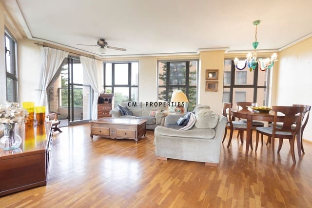 4 bedroom Flat for rent in Valencia city with pool garage - € 2,600 (Ref: 9707951)