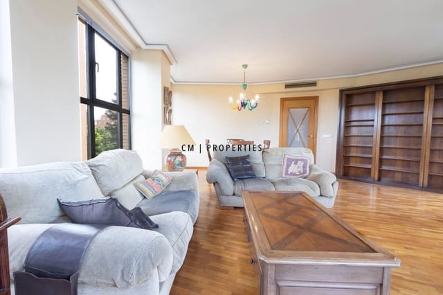 4 bedroom Flat for rent in Valencia city with pool garage - € 2,600 (Ref: 9707951)