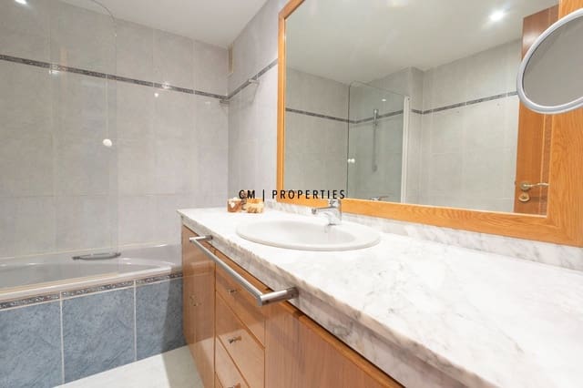 4 bedroom Flat for rent in Valencia city with pool garage - € 2,600 (Ref: 9707951)