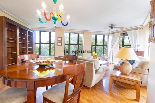 4 bedroom Flat for rent in Valencia city with pool garage - € 2,600 (Ref: 9707951)