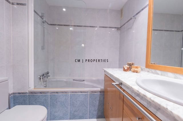 4 bedroom Flat for rent in Valencia city with pool garage - € 2,600 (Ref: 9707951)