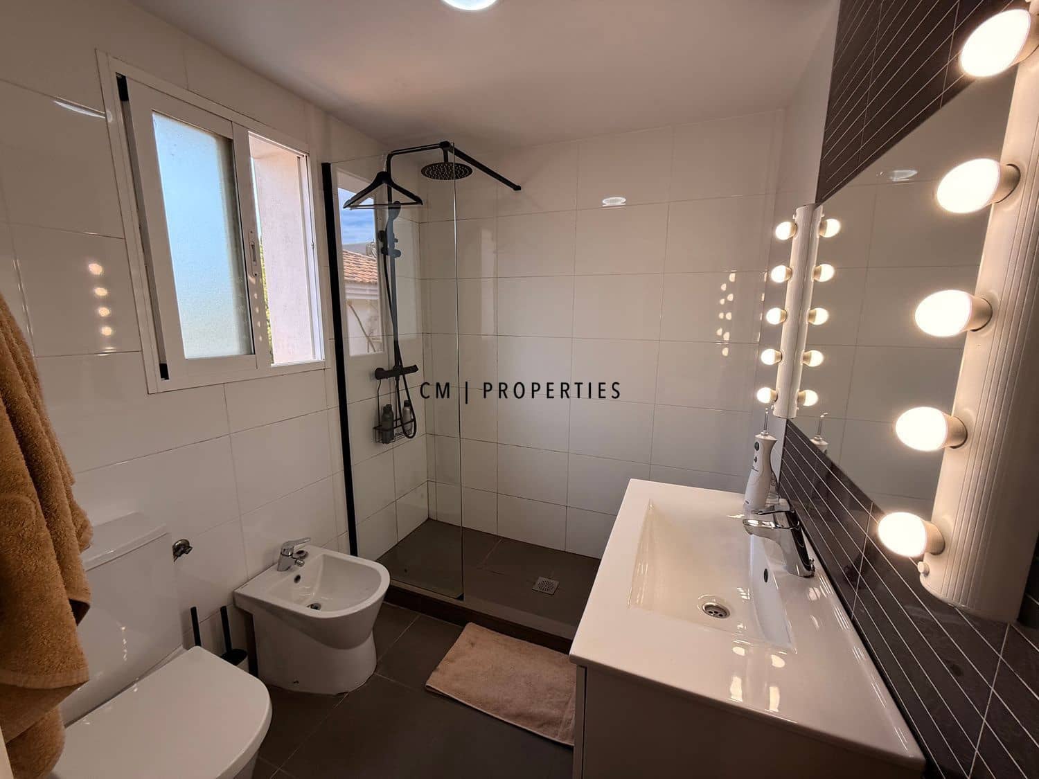 4 bedroom Villa for rent in La Pobla de Vallbona with pool - € 3,200 (Ref: 9708124)