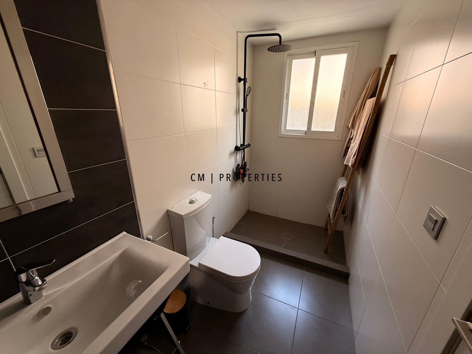 4 bedroom Villa for rent in La Pobla de Vallbona with pool - € 3,200 (Ref: 9708124)