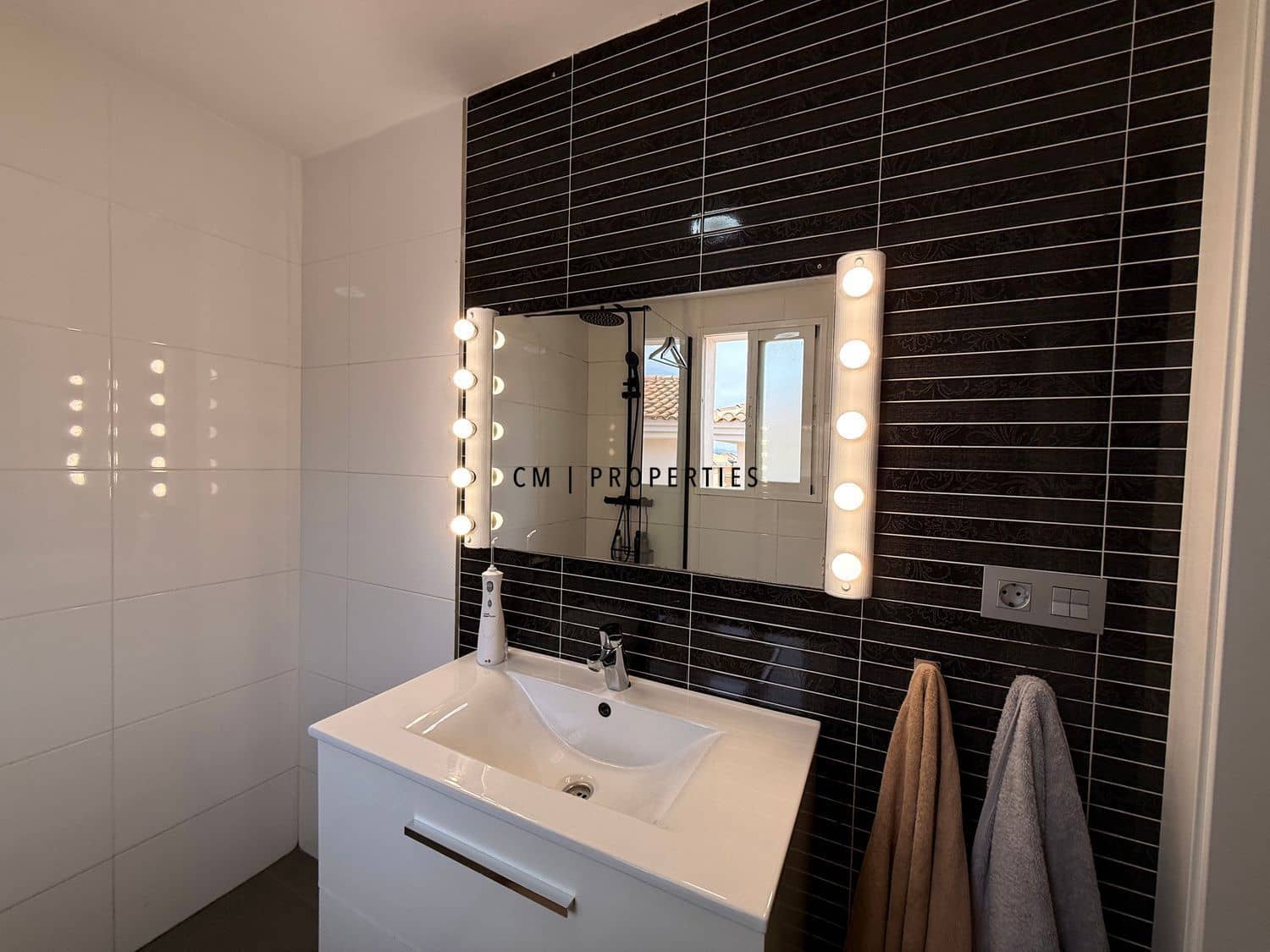 4 bedroom Villa for rent in La Pobla de Vallbona with pool - € 3,200 (Ref: 9708124)