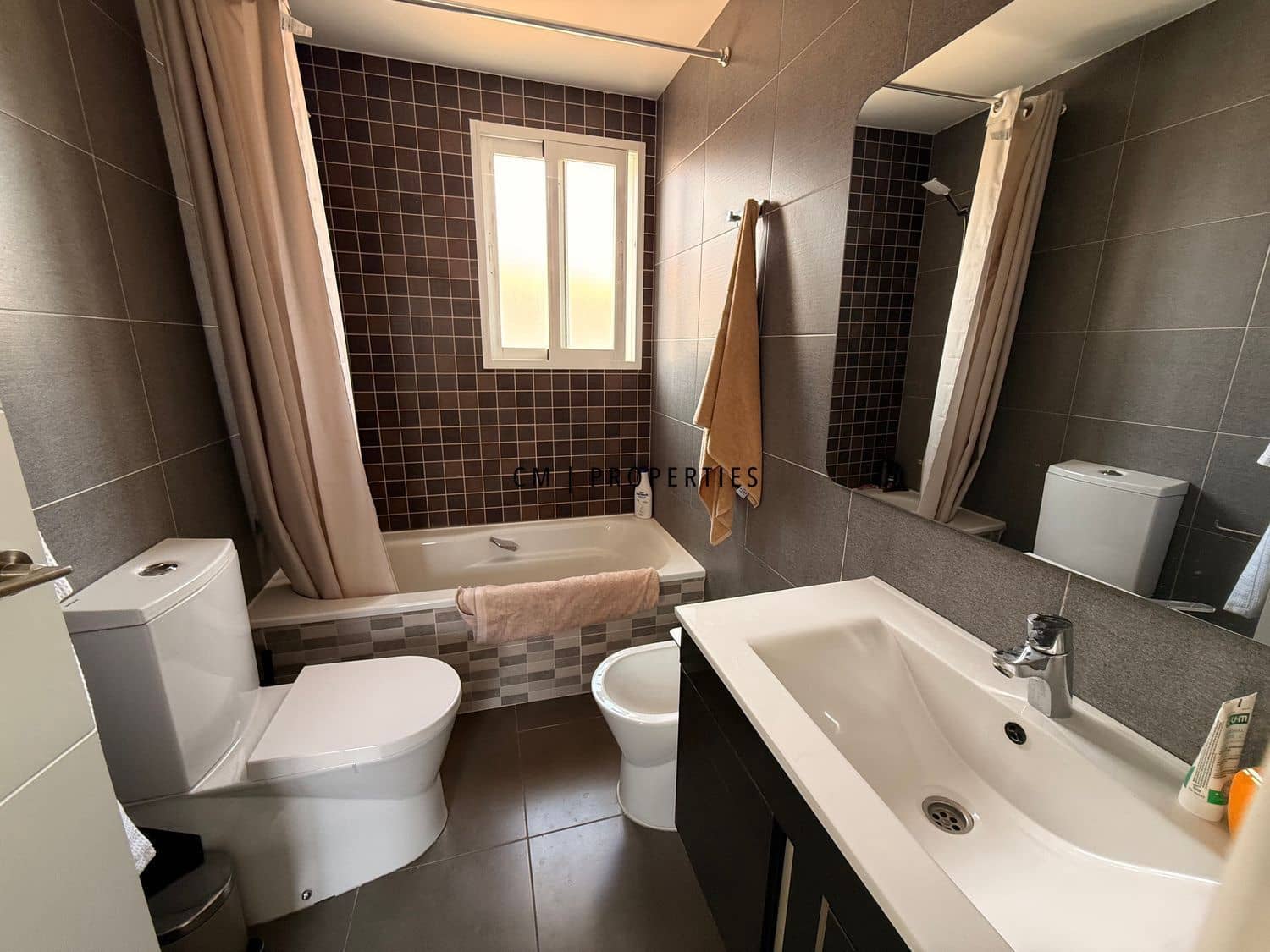 4 bedroom Villa for rent in La Pobla de Vallbona with pool - € 3,200 (Ref: 9708124)