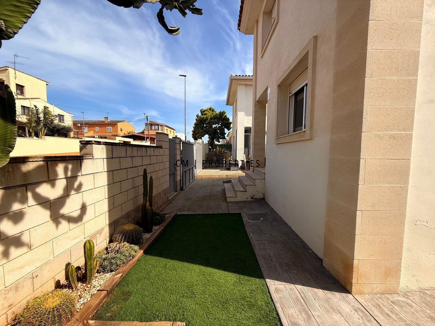 4 bedroom Villa for rent in La Pobla de Vallbona with pool - € 3,200 (Ref: 9708124)