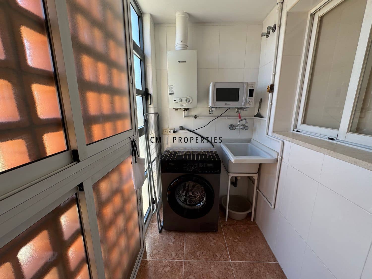 3 bedroom Flat for rent in Valencia city with pool garage - € 2,100 (Ref: 9715454)