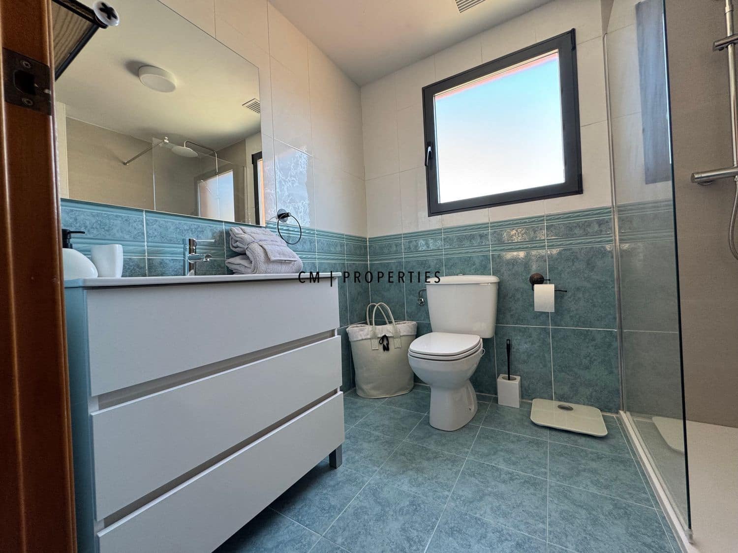 3 bedroom Flat for rent in Valencia city with pool garage - € 2,100 (Ref: 9715454)