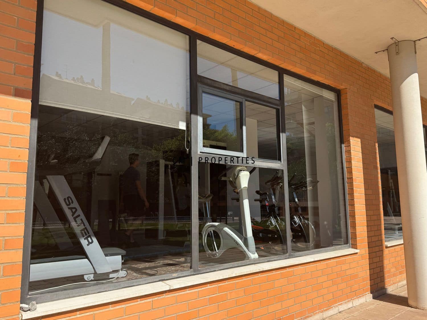 3 bedroom Flat for rent in Valencia city with pool garage - € 2,100 (Ref: 9715454)