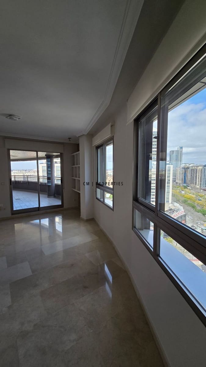 3 bedroom Flat for rent in Valencia city with pool garage - € 3,000 (Ref: 9720825)