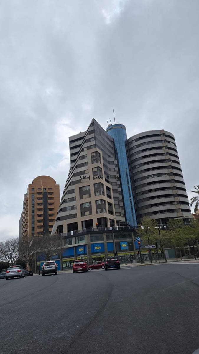 3 bedroom Flat for rent in Valencia city with pool garage - € 3,000 (Ref: 9720825)