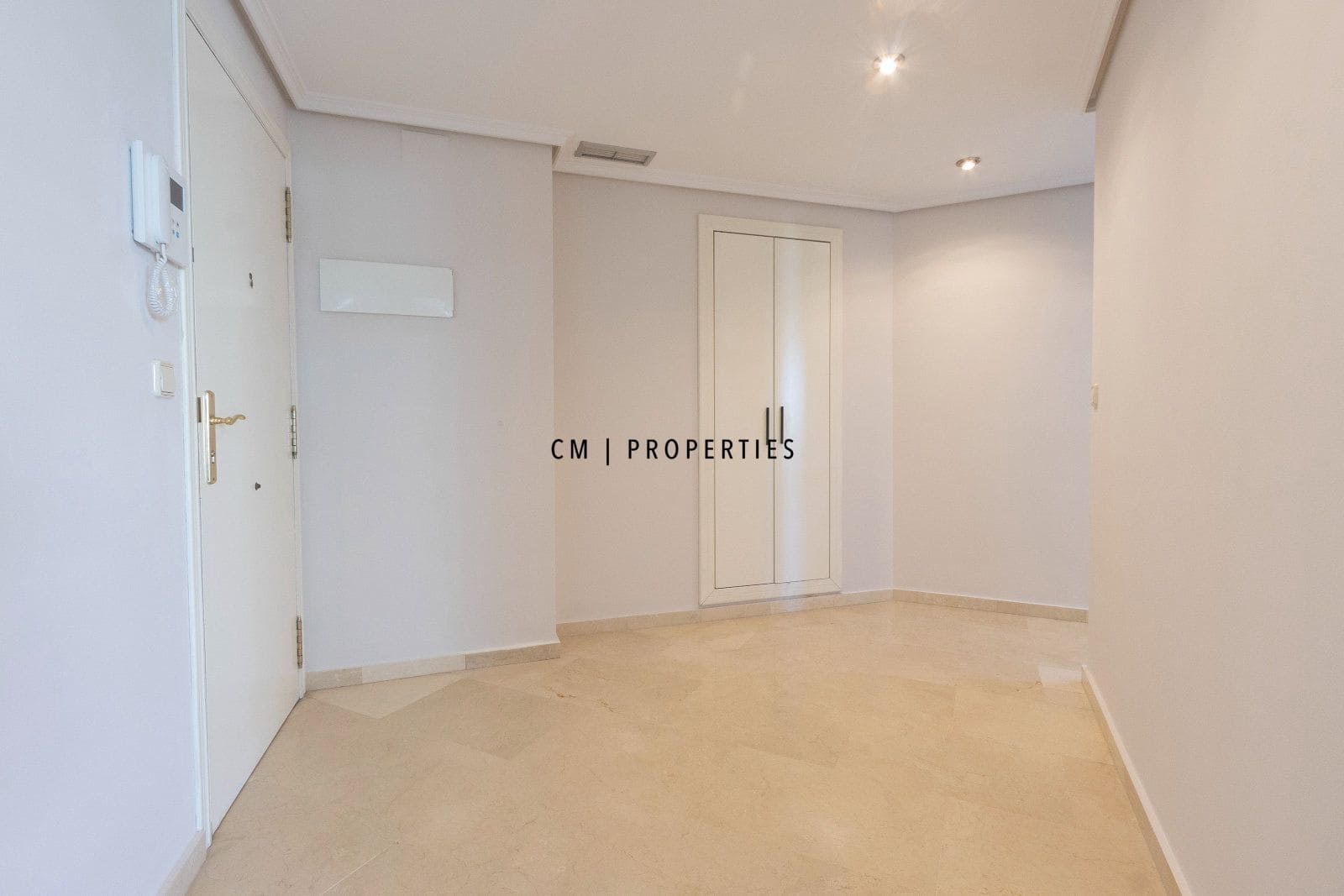 3 bedroom Flat for rent in Valencia city with pool garage - € 2,700 (Ref: 9720825)