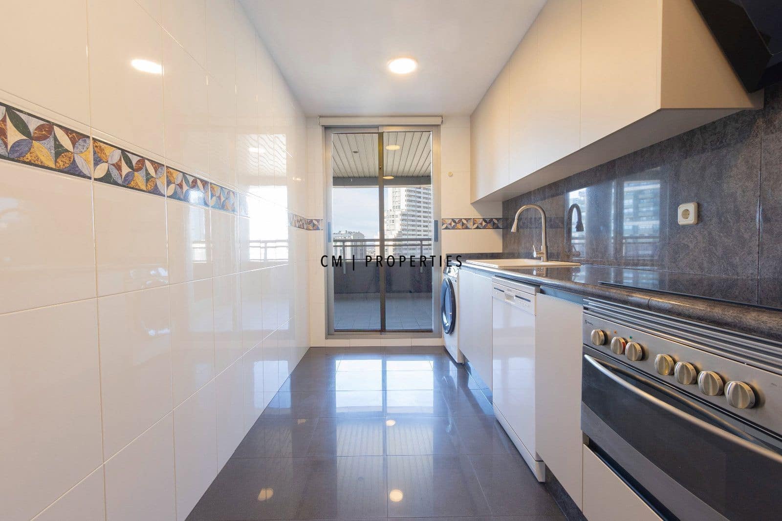 3 bedroom Flat for rent in Valencia city with pool garage - € 2,700 (Ref: 9720825)