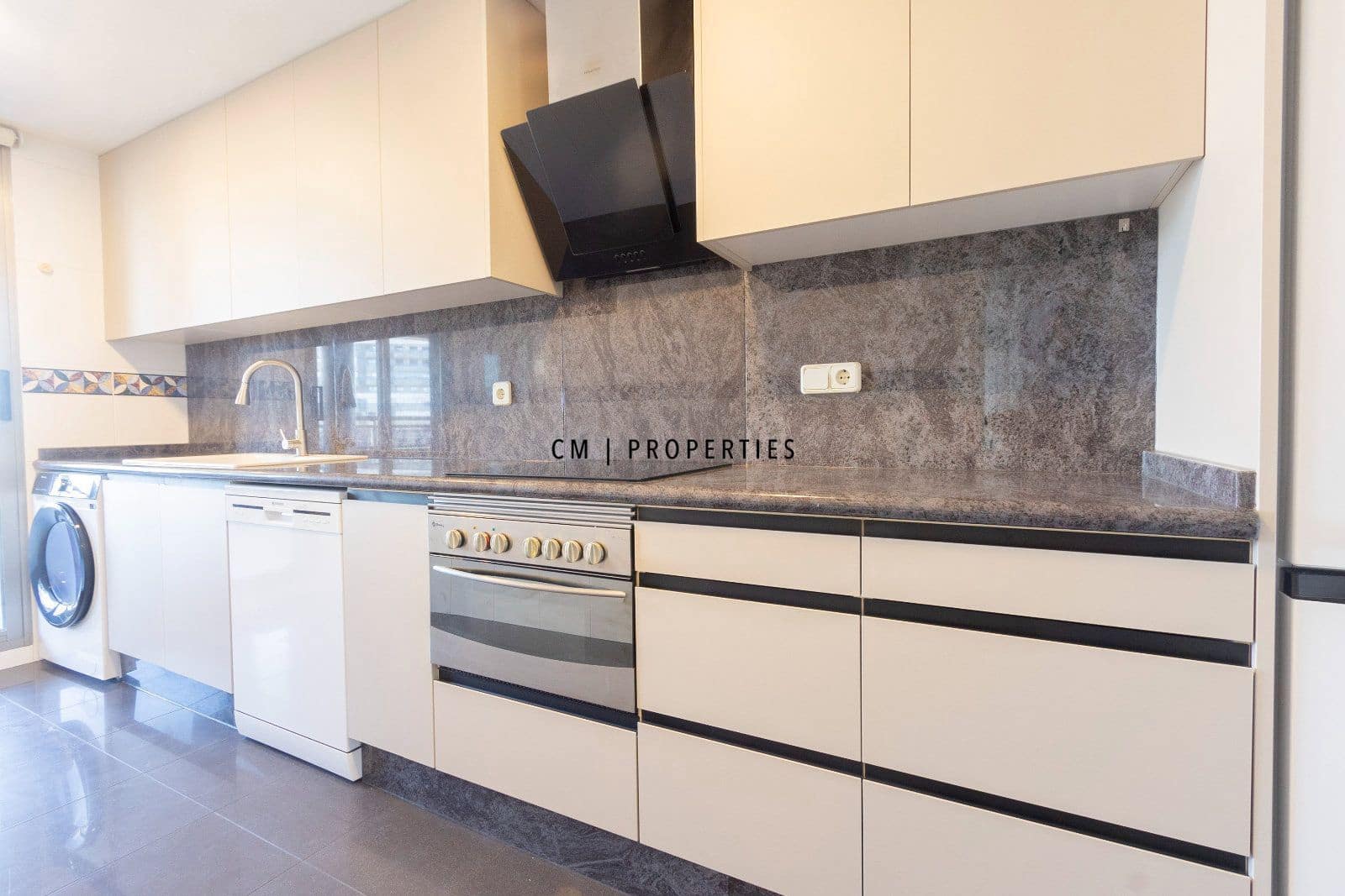 3 bedroom Flat for rent in Valencia city with pool garage - € 2,700 (Ref: 9720825)
