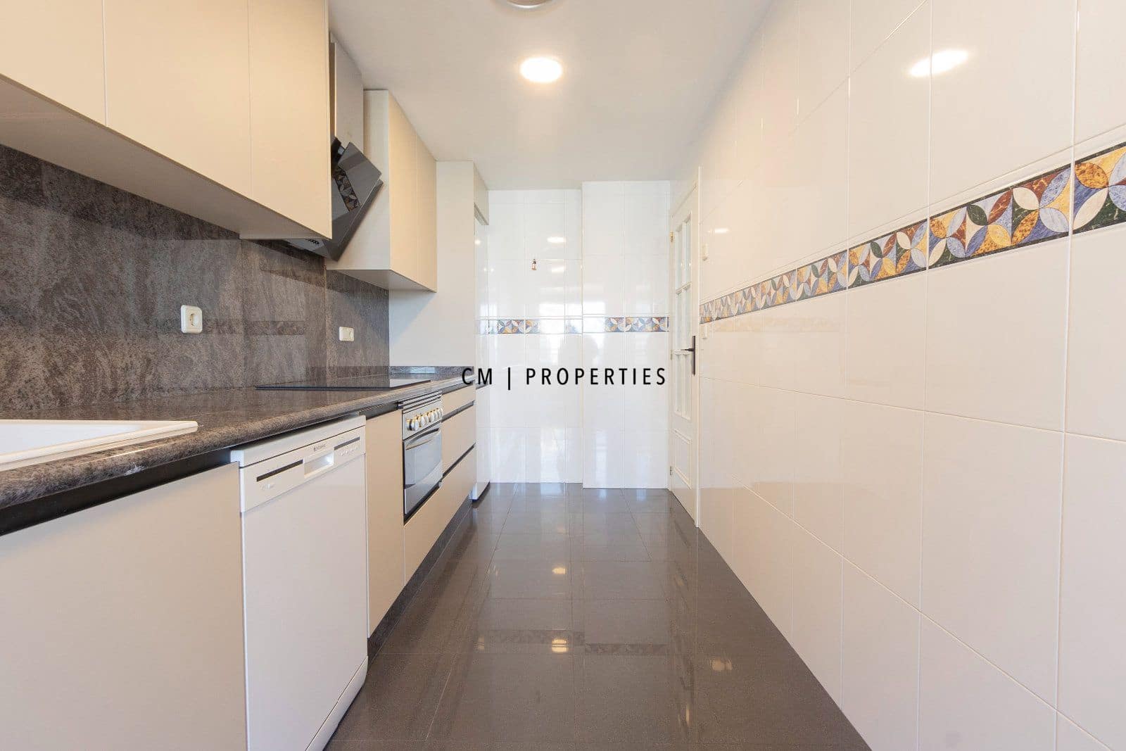 3 bedroom Flat for rent in Valencia city with pool garage - € 2,700 (Ref: 9720825)