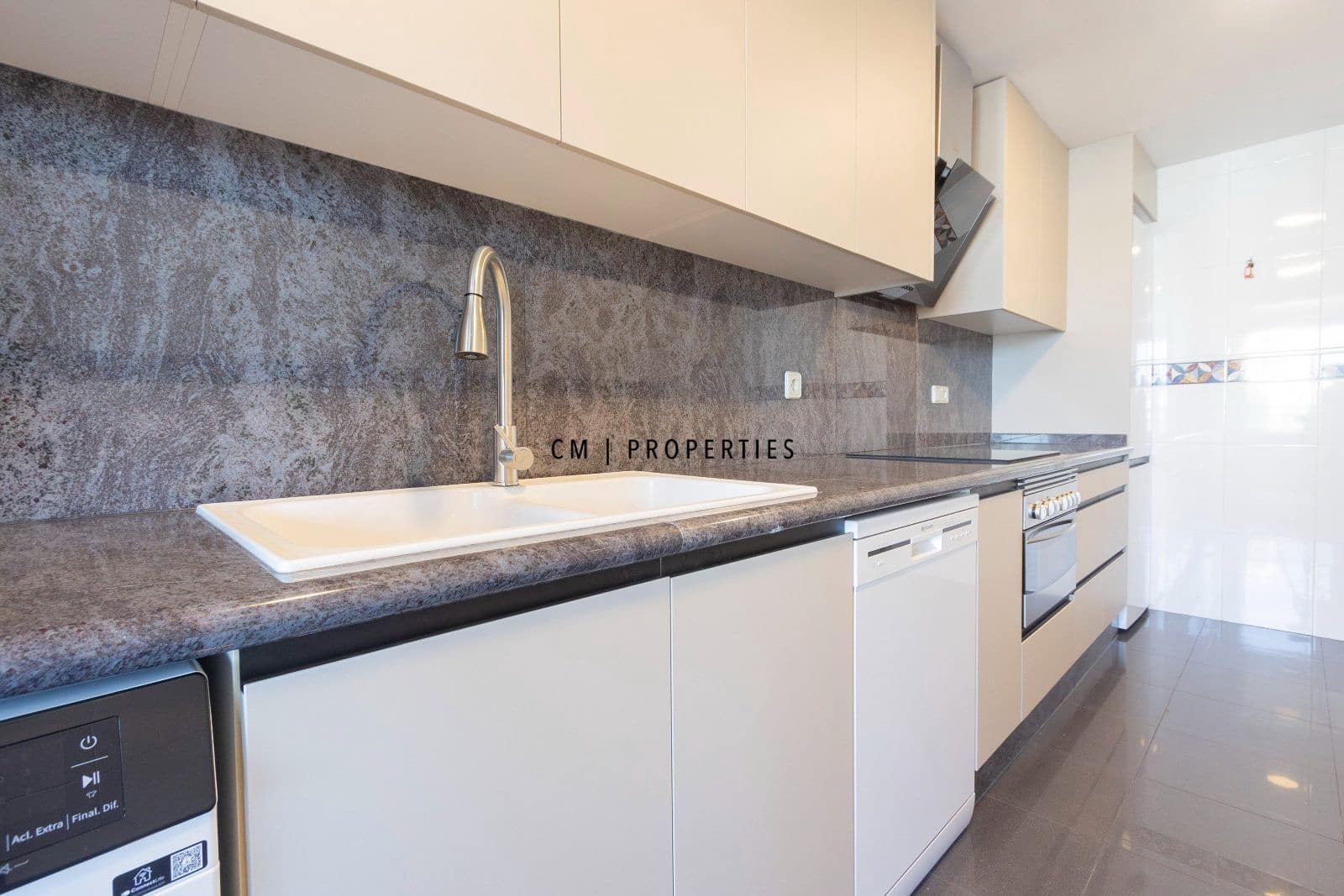 3 bedroom Flat for rent in Valencia city with pool garage - € 2,700 (Ref: 9720825)