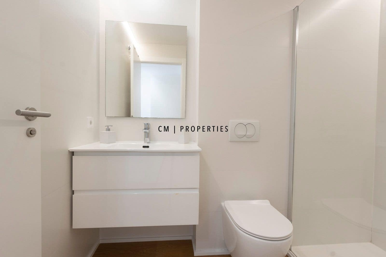 2 bedroom Flat for rent in Valencia city with garage - € 3,000 (Ref: 9720826)