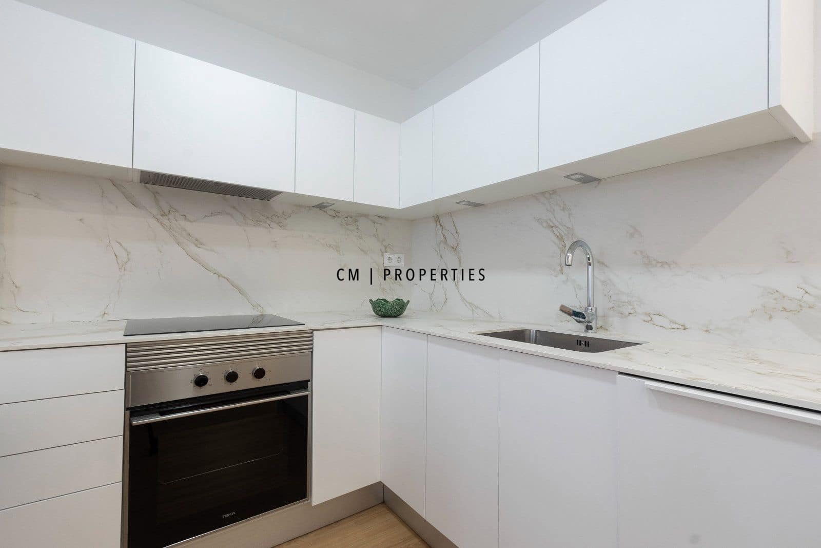 2 bedroom Flat for rent in Valencia city with garage - € 3,000 (Ref: 9720826)