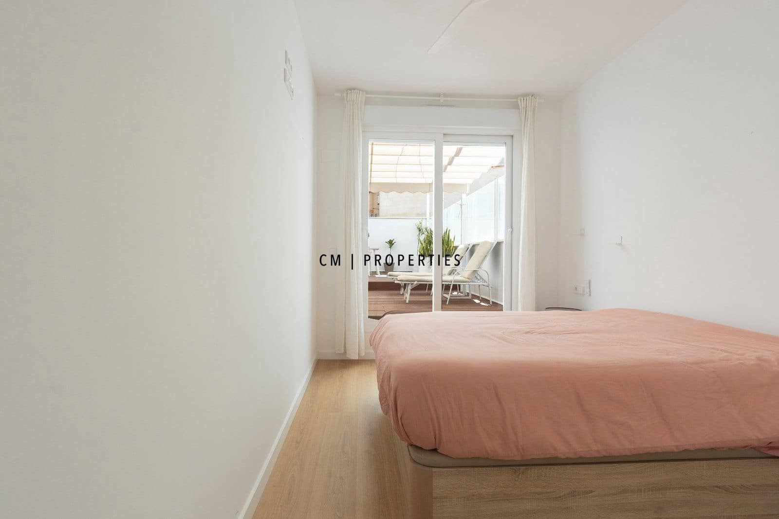 2 bedroom Flat for rent in Valencia city with garage - € 3,000 (Ref: 9720826)