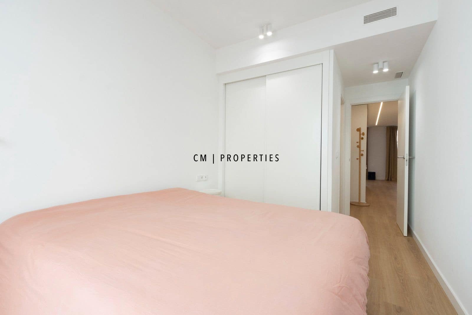 2 bedroom Flat for rent in Valencia city with garage - € 3,000 (Ref: 9720826)