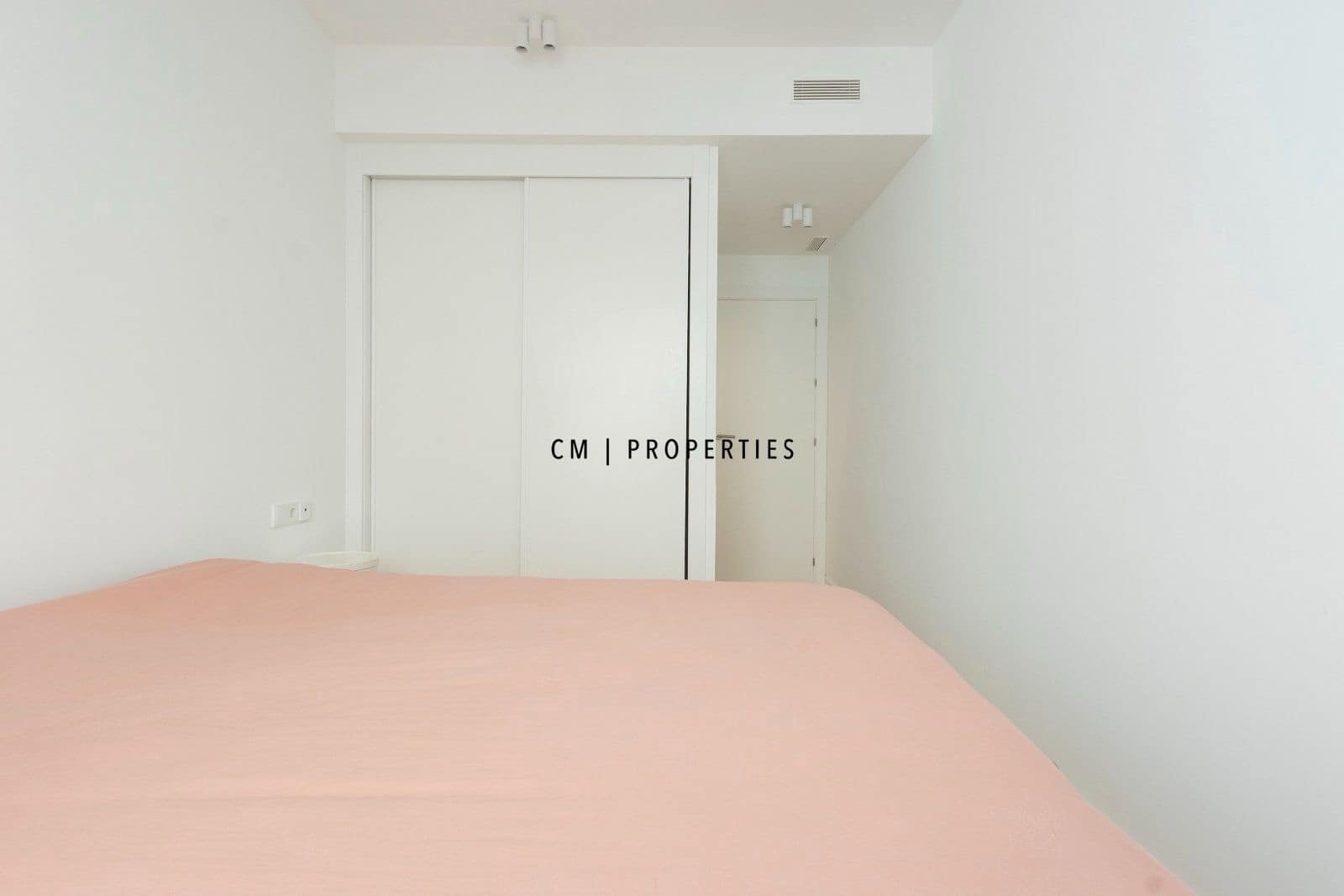 2 bedroom Flat for rent in Valencia city with garage - € 3,000 (Ref: 9720826)