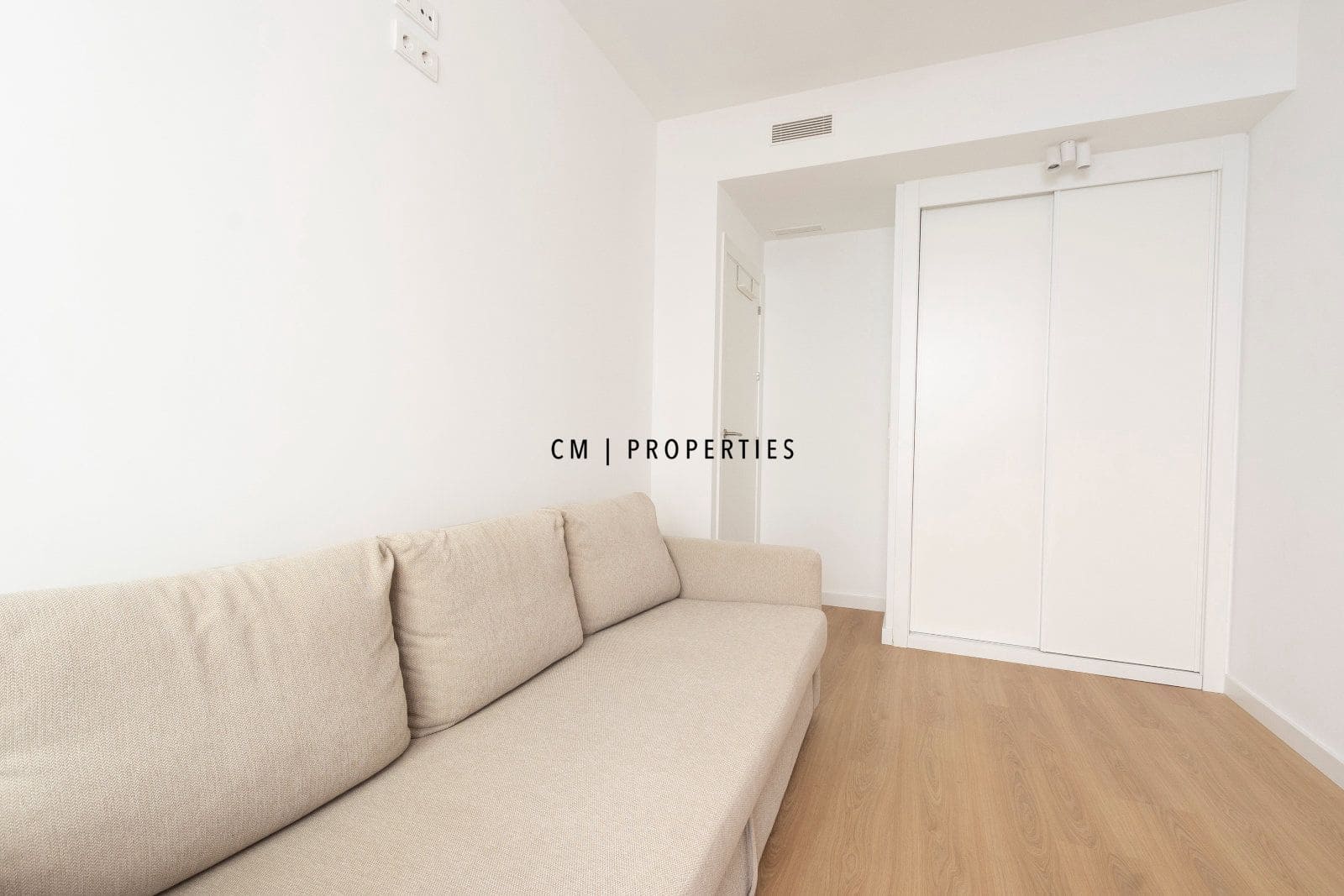 2 bedroom Flat for rent in Valencia city with garage - € 3,000 (Ref: 9720826)