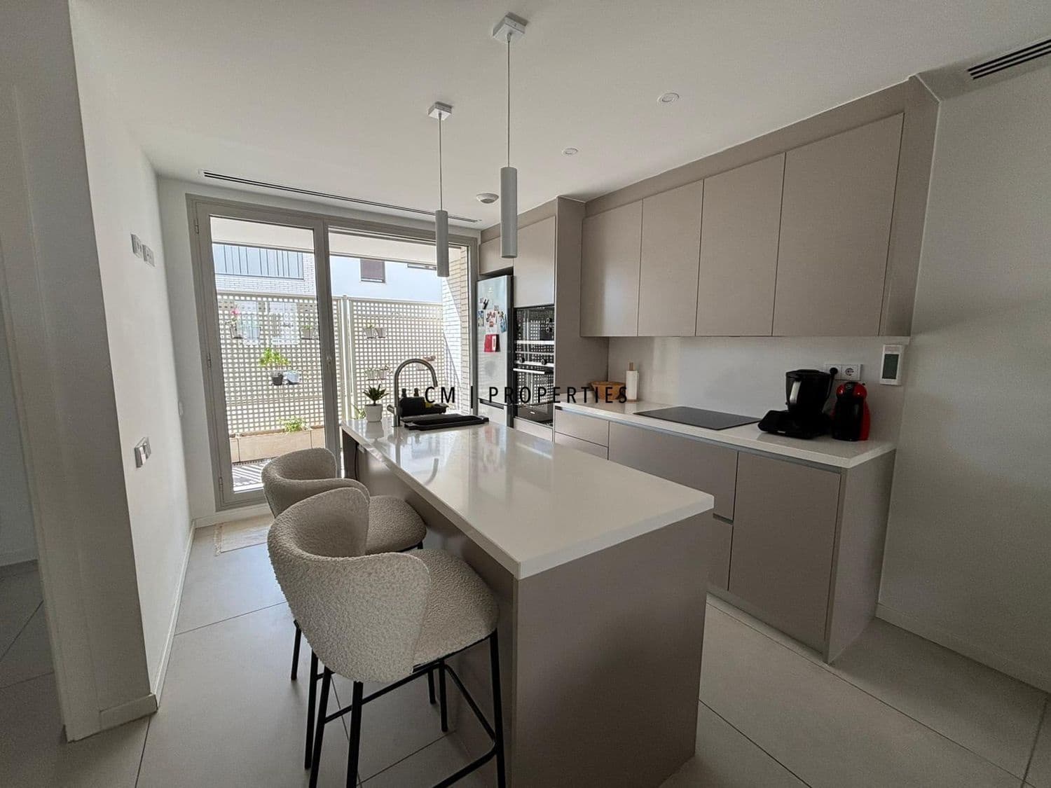 3 bedroom Townhouse for rent in Valencia city with garage - € 2,200 (Ref: 9720827)