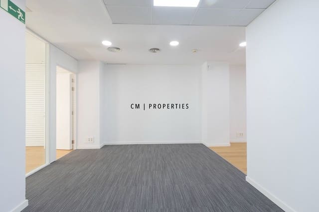 Bureau à louer à L'Eixample, Valence ville - 2 600 € (Ref: 9733766)