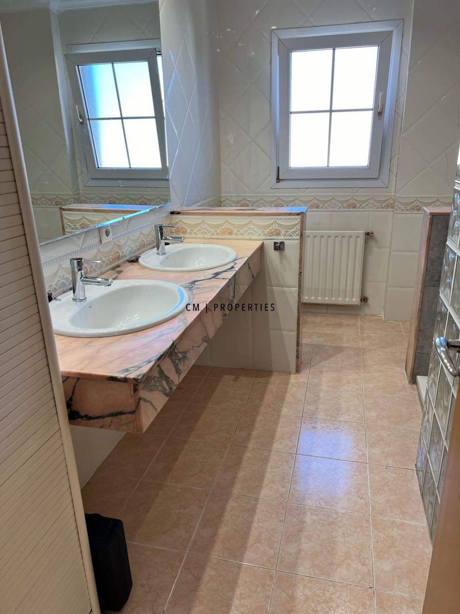 4 bedroom Villa for rent in La Canada with pool garage - € 2,600 (Ref: 9733767)