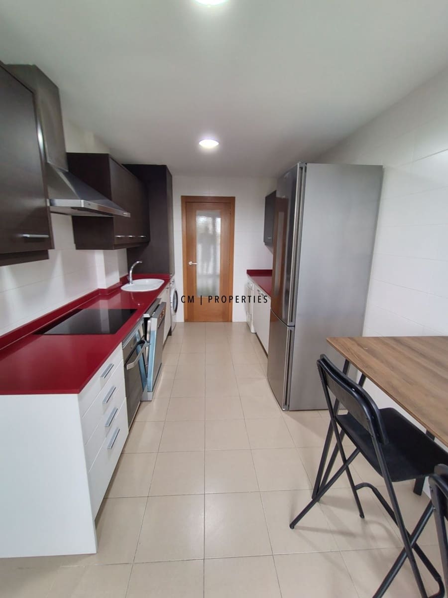 Appartement de 3 chambres à louer à Torrent avec piscine garage - 1 350 € (Ref: 9740087)
