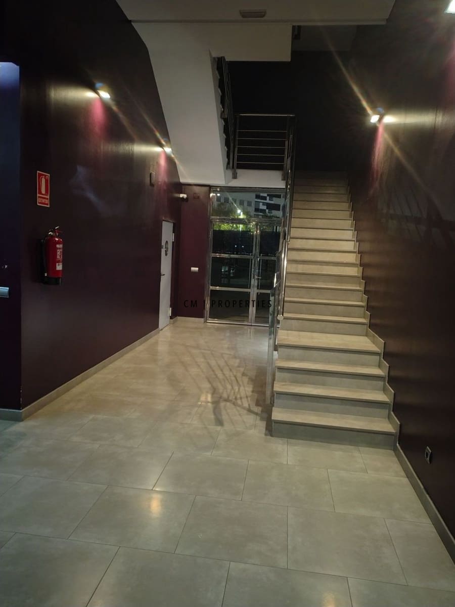 Appartement de 3 chambres à louer à Torrent avec piscine garage - 1 350 € (Ref: 9740087)