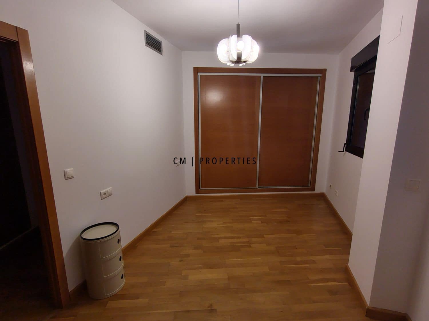 Appartement de 3 chambres à louer à Torrent avec piscine garage - 1 350 € (Ref: 9740087)