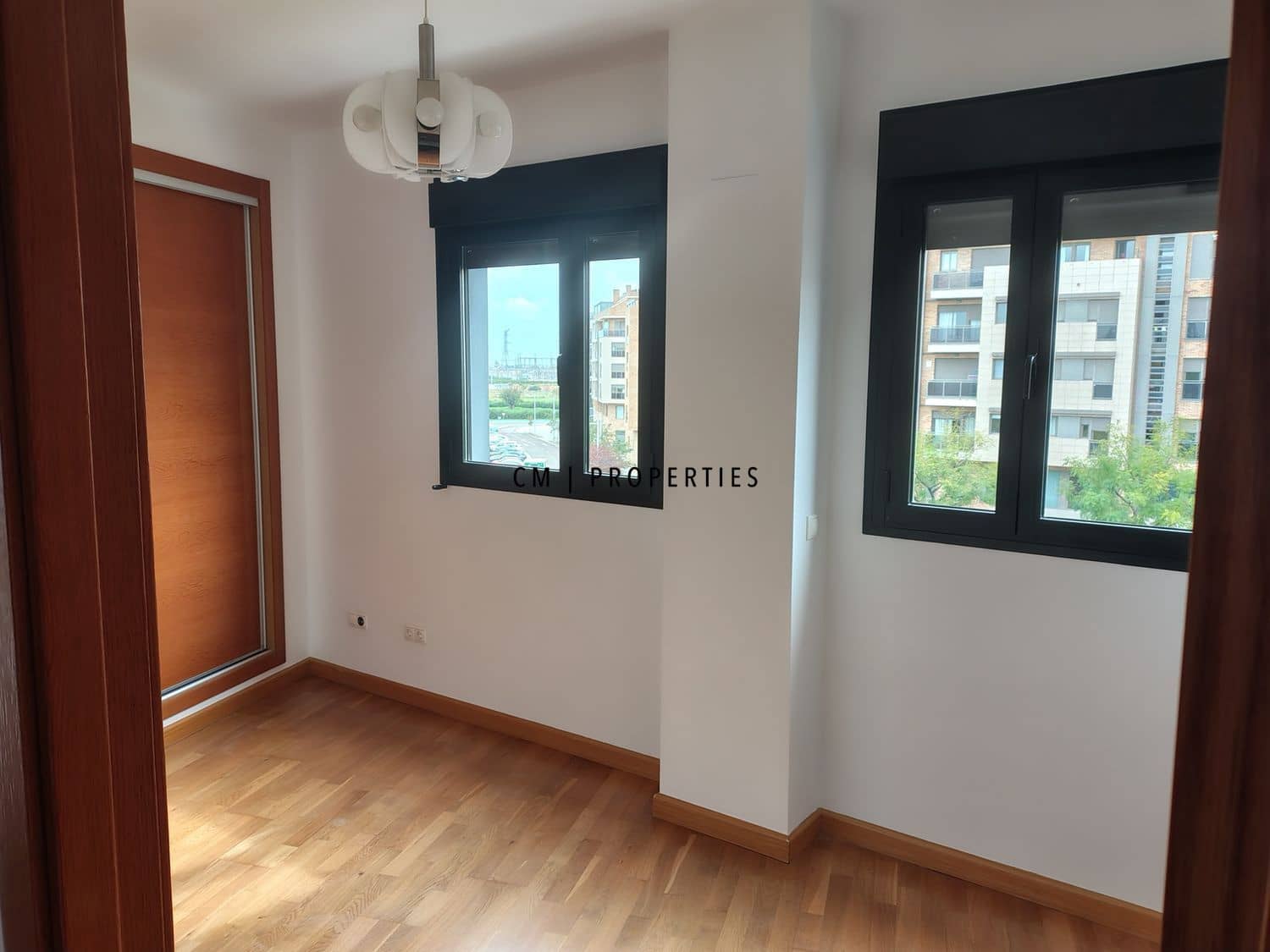 Appartement de 3 chambres à louer à Torrent avec piscine garage - 1 350 € (Ref: 9740087)