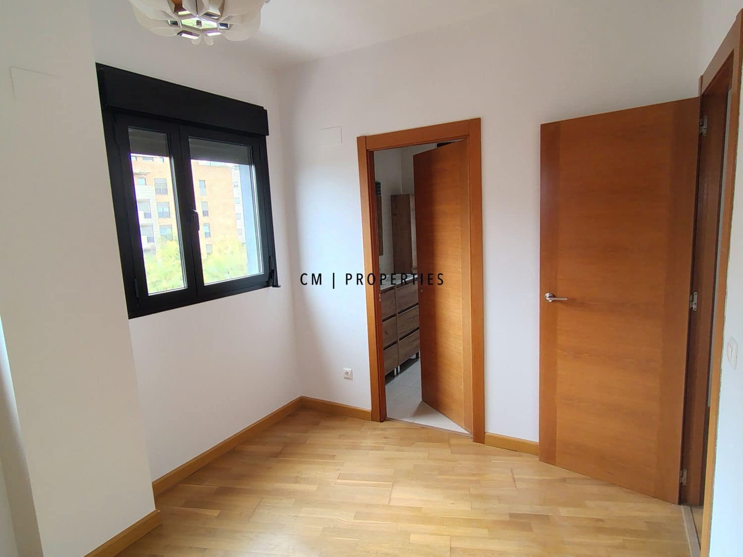 Appartement de 3 chambres à louer à Torrent avec piscine garage - 1 350 € (Ref: 9740087)