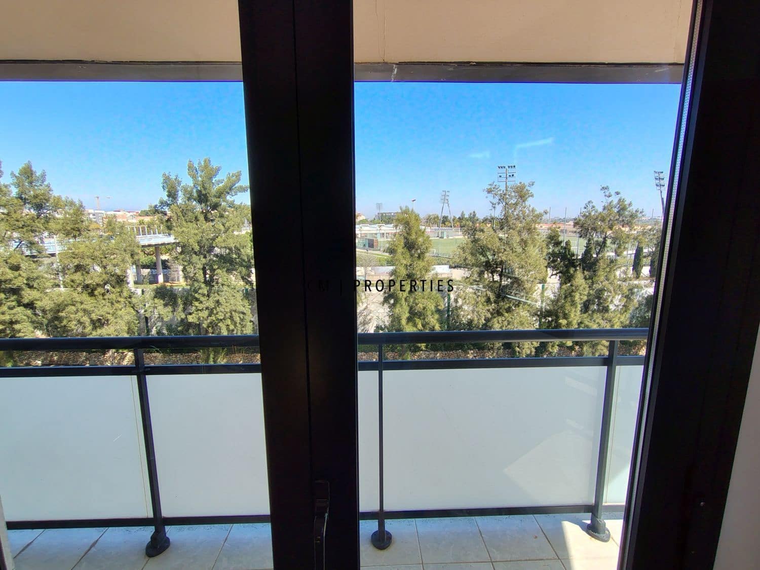 Appartement de 3 chambres à louer à Torrent avec piscine garage - 1 350 € (Ref: 9740087)