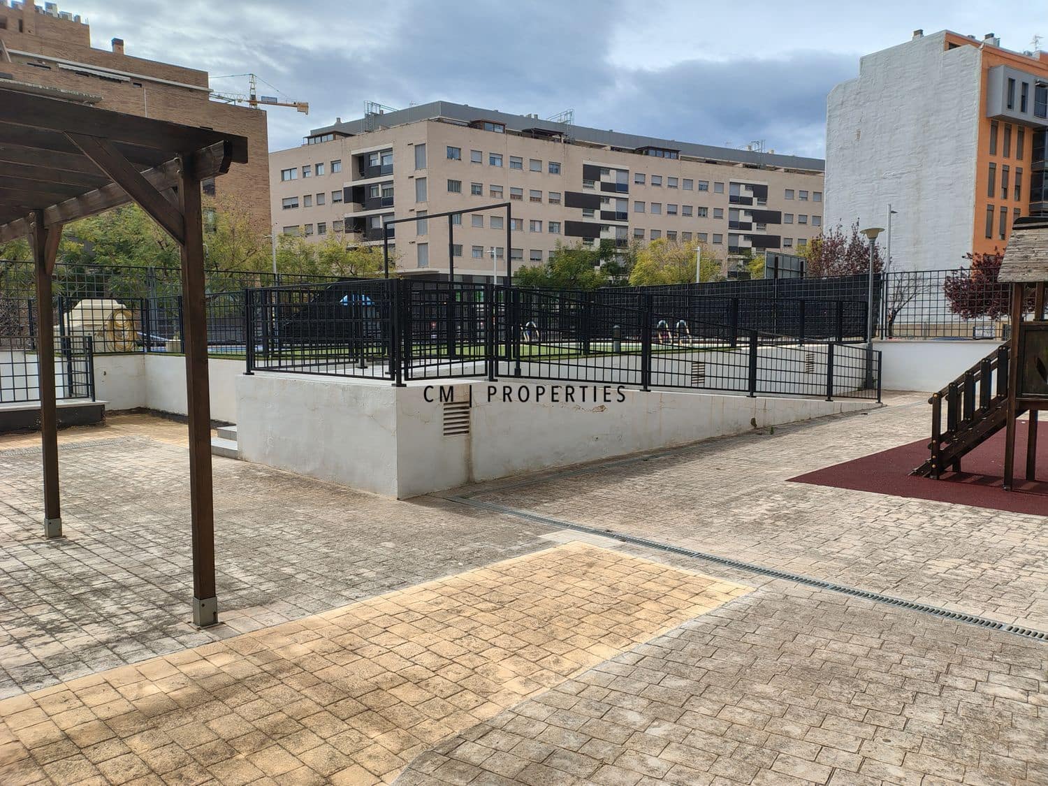 Appartement de 3 chambres à louer à Torrent avec piscine garage - 1 350 € (Ref: 9740087)