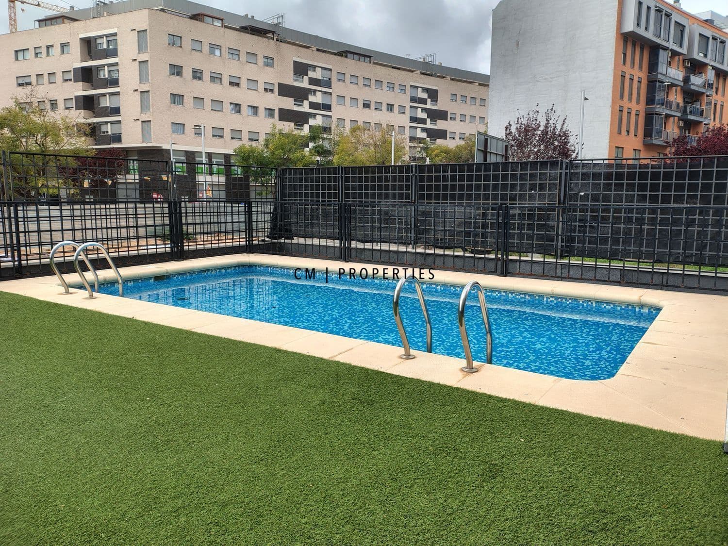 Appartement de 3 chambres à louer à Torrent avec piscine garage - 1 350 € (Ref: 9740087)