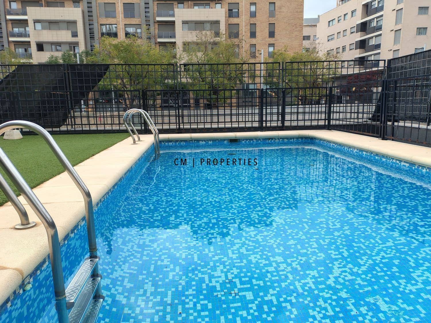 Appartement de 3 chambres à louer à Torrent avec piscine garage - 1 350 € (Ref: 9740087)