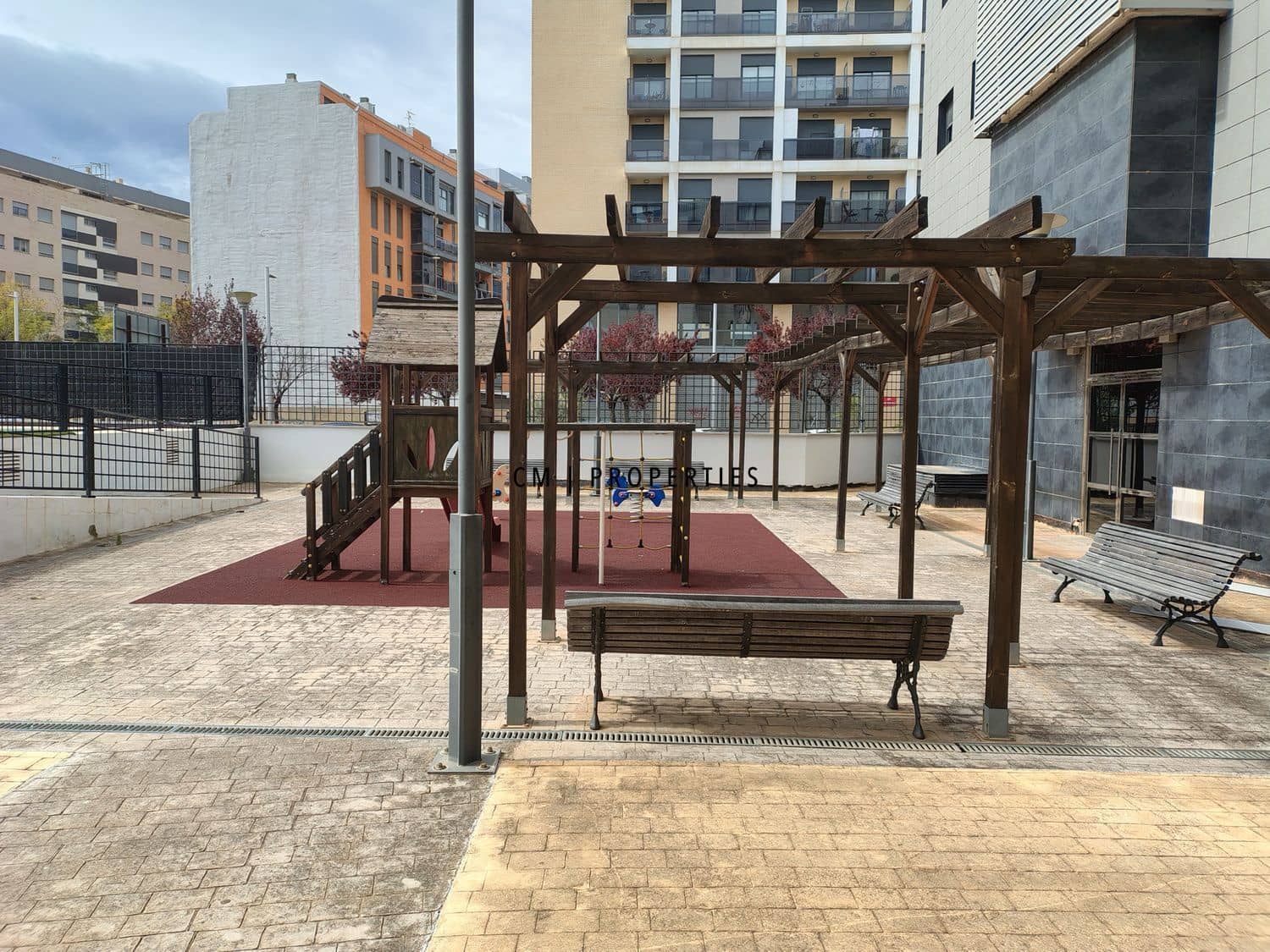 Appartement de 3 chambres à louer à Torrent avec piscine garage - 1 350 € (Ref: 9740087)