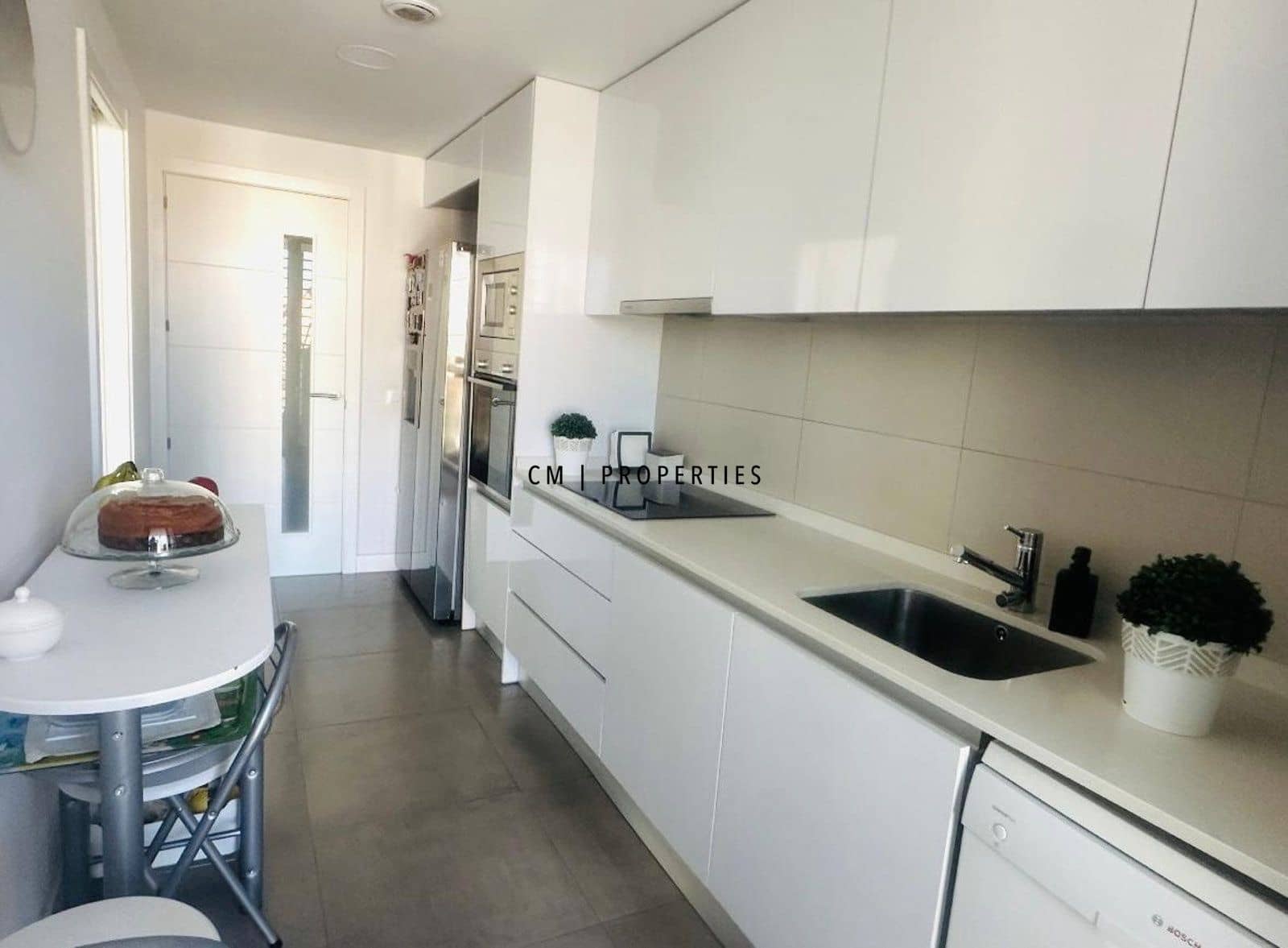 3 bedroom Flat for rent in Valencia city with pool garage - € 2,600 (Ref: 9740196)