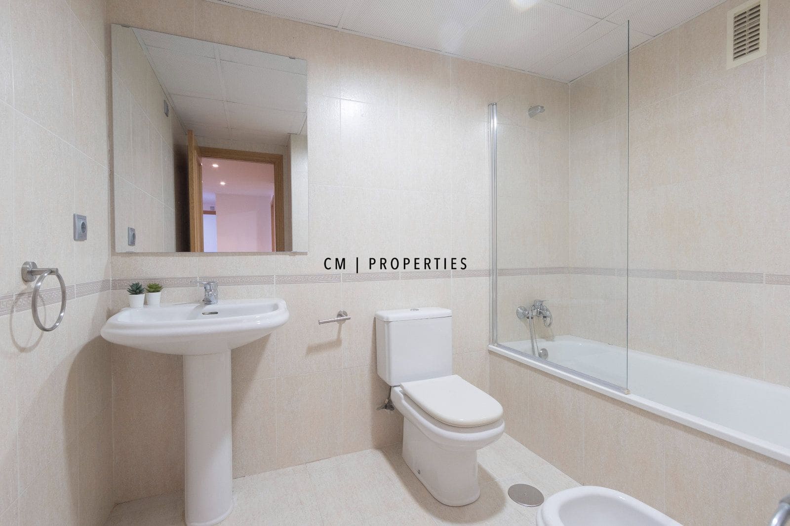 Appartement de 3 chambres à louer à Valence ville avec piscine garage - 2 500 € (Ref: 9742985)