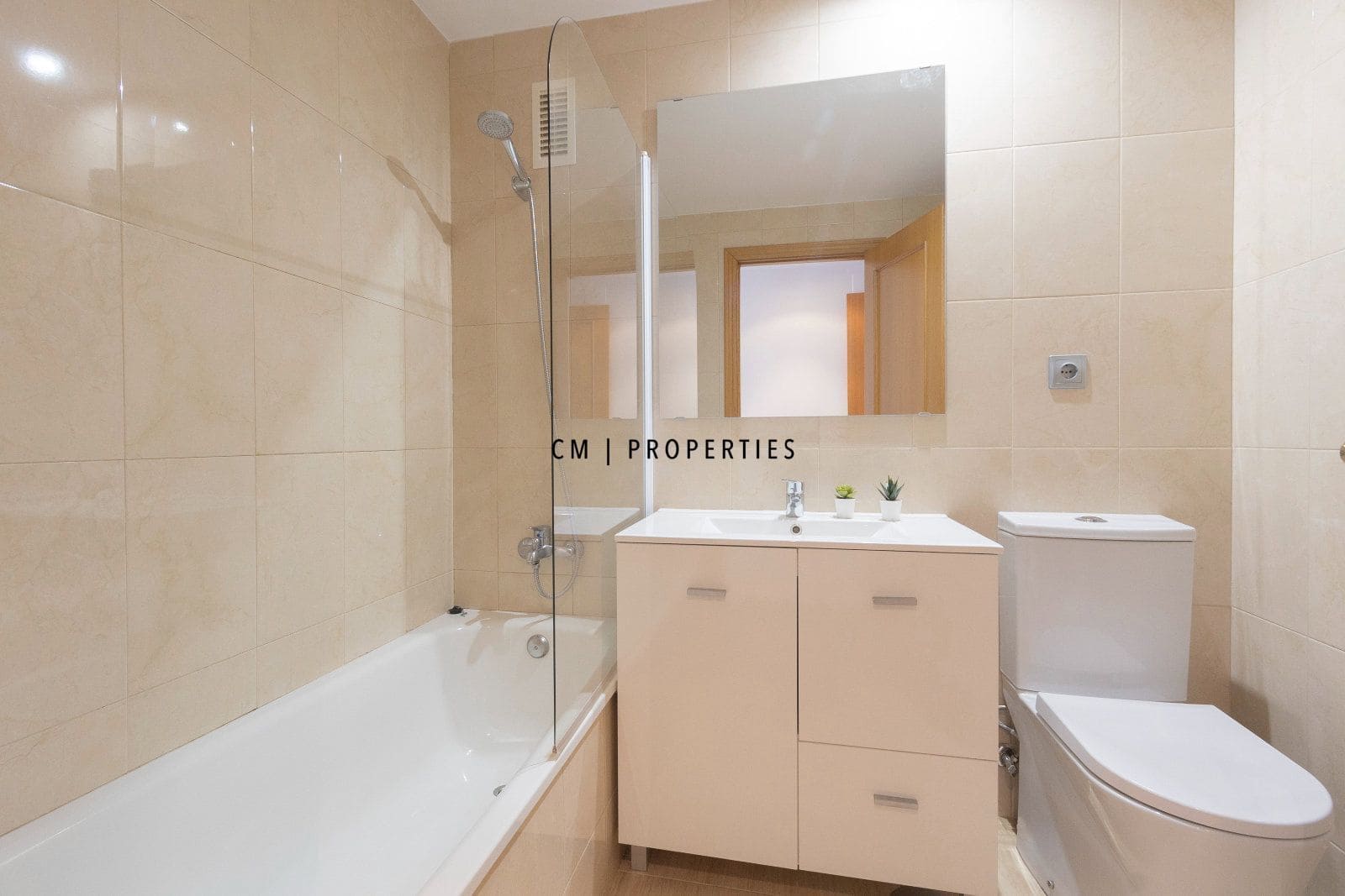 Appartement de 3 chambres à louer à Valence ville avec piscine garage - 2 500 € (Ref: 9742985)