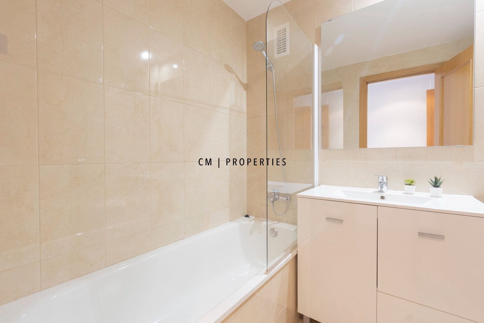 Appartement de 3 chambres à louer à Valence ville avec piscine garage - 2 500 € (Ref: 9742985)