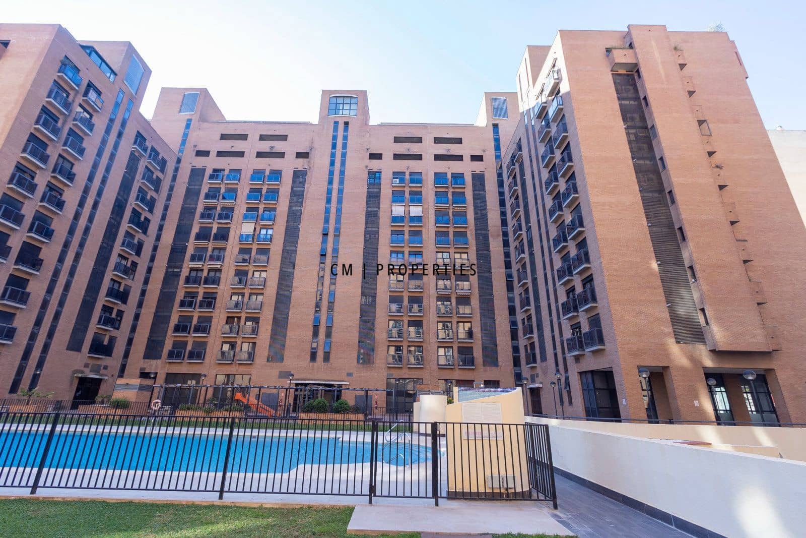 Appartement de 3 chambres à louer à Valence ville avec piscine garage - 2 500 € (Ref: 9742985)